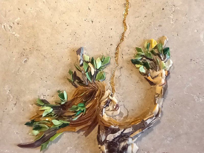 La double métamorphose de Daphné, foudroyée, puis dorée à la feuille d'or